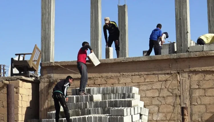 تحولت أعمال المياومة في سوريا إلى الملاذ الأخير ومصدر الدخل الأساسي لآلاف العائلات، في ظل تدهور الأوضاع الاقتصادية وتراجع فرص العمل.