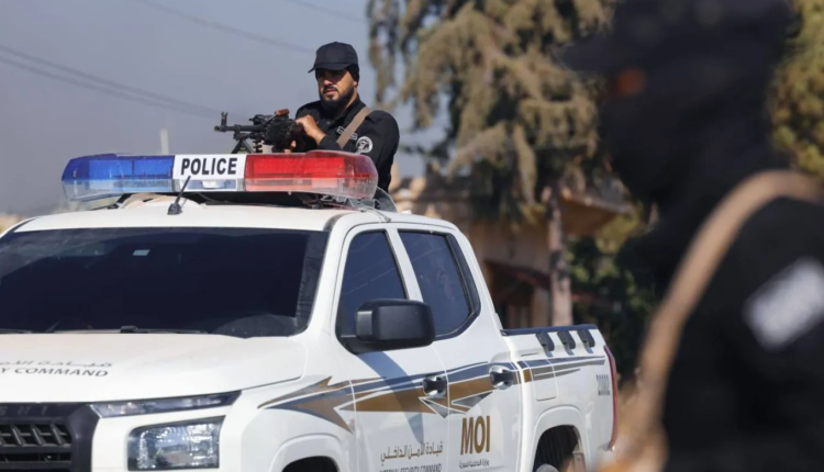 تشهد محافظة دير الزور تصاعداً في التحركات الأمنية الميدانية؛ حيث أصيب 3 عناصر من قوى الأمن الداخلي إثر اشتباكات مسلحة عنيفة