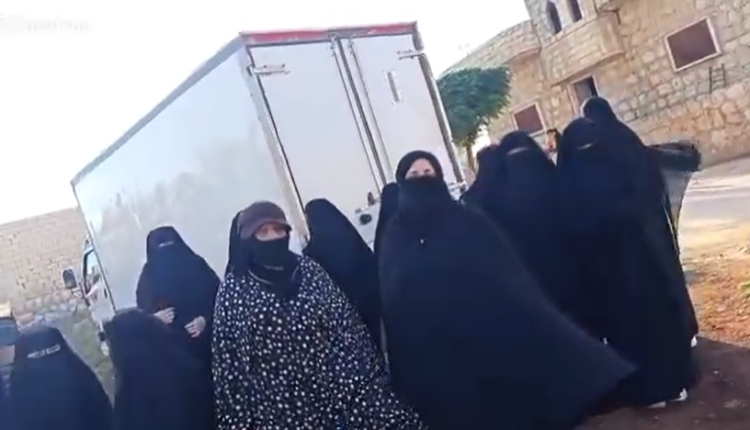 ريف إدلب عشرات النساء من ذوي معتقلي "حزب التحرير" في ريف إدلب، في وقفة احتجاجية للمطالبة بالكشف عن مصير أبنائهن والإفراج الفوري عنهم