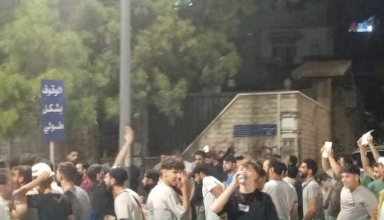 شهدت دمشق، تطورات ميدانية إثر سماع أصوات إطلاق نار كثيف في حي المزة 86، تزامناً مع تعرض المنطقة لهجوم نفذه موالون للحكومة الانتقالية