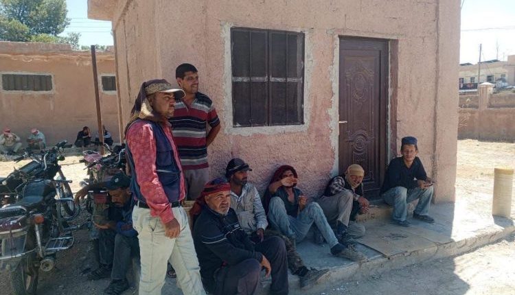 أعلن عمال وموظفو بلدية الشدادي في ريف الحسكة، دخولهم في إضراب مفتوح عن العمل حتى إشعار آخر، احتجاجاً على عدم صرف رواتبهم منذ نحو ستة أشهر