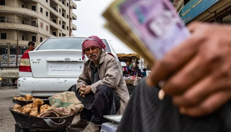 تواجه العاصمة السورية دمشق موجة تضخم غير مسبوقة وضغوطاً اقتصادية حادة أدت إلى تراجع القوة الشرائية للمواطنين بشكل ملحوظ.