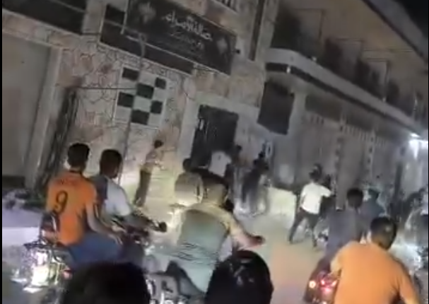 خرجت مظاهرات غاضبة تخللتها عمليات استهداف لمحال تجارية ومنازل تعود لأشخاص متهمين بـ"التشبيح" والتعاون مع النظام السابق
