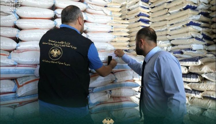 شهدت الأسواق السورية حالة من الجدل الواسع بعد تلقي عدد من أصحاب المحلات التجارية في محافظة طرطوس غرامات تموينية بالدولار الأمريكي حصراً