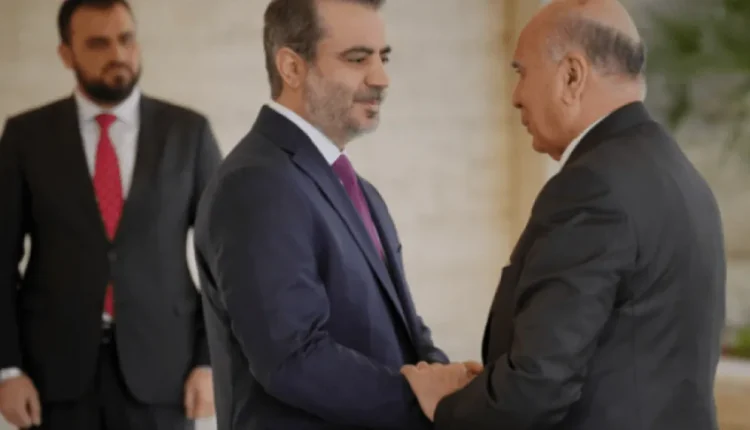 أول زيارة منذ سقوط النظام.. وزير الخارجية العراقي في دمشق لبحث الأمن والحدود وتعزيز التعاون الثنائي