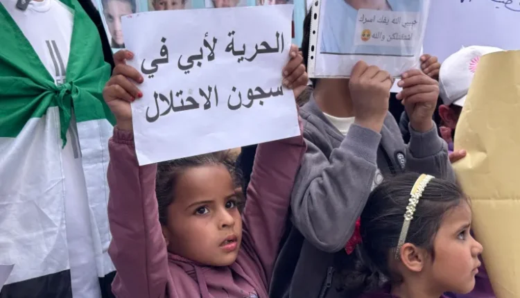 تقول مصادر عشائرية من الجنوب السوري إن ملف المعتقلين السوريين في سجون الاحتلال الإسرائيلي البالغ عددهم 43 شخصاً، يعد من الملفات المنسية