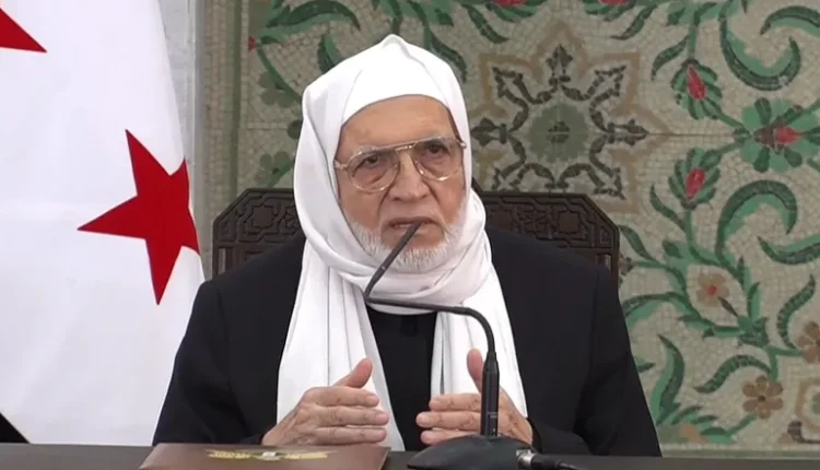 مفتي سوريا يدعو لضبط النفس وسط تصاعد التوترات.. وتحذيرات من انزلاق المجتمع نحو خارج القانون