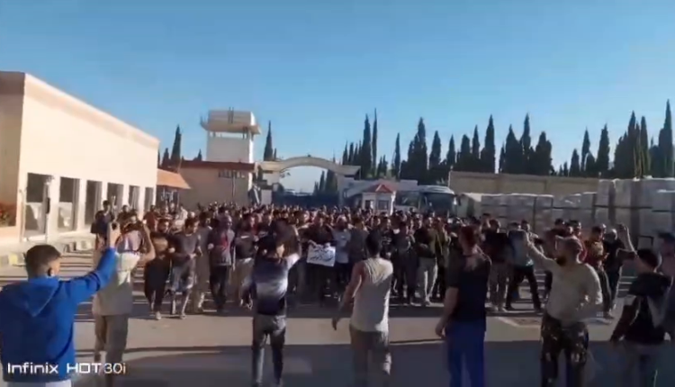 أعلن عمال شركة زنوبيا لصناعة السيراميك إضراباً عن العمل داخل منشأة الشركة الواقعة في منطقة الكسوة بريف دمشق.