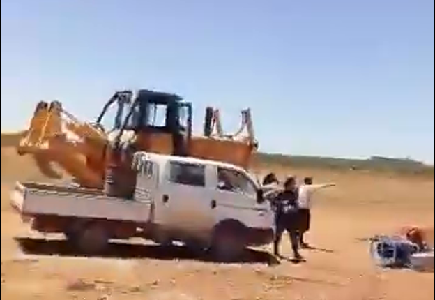 شهدت بلدة أبو القدور في ريف حماة الشرقي توتراً أمنياً، إثر اندلاع اشتباكات متقطعة بين أبناء قبيلة الموالي وعناصر ينتمون لفصيل "العمشات"