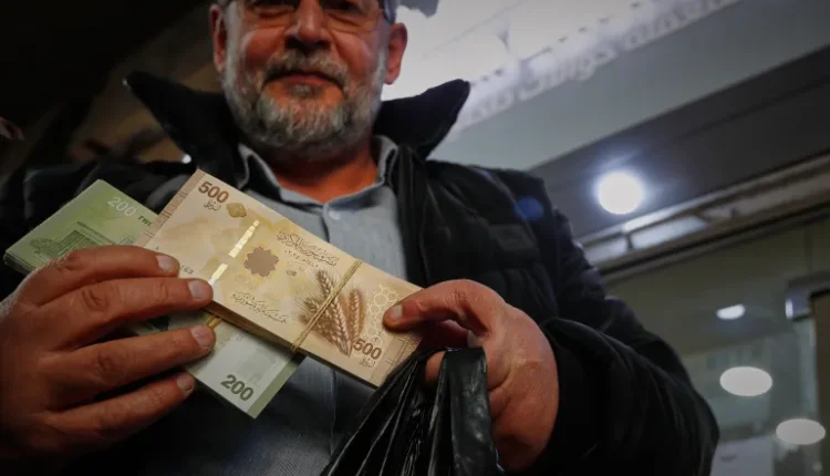الليرة السورية تتراجع مجددًا.. فجوة الصرف تتسع والضغوط الاقتصادية تتفاقم