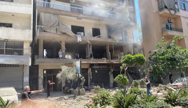 شنّ طيران الاحتلال الإسرائيلي اليوم الأحد غارة جوية استهدفت مبنى سكنياً مؤلفاً من 5 طوابق في منطقة الغبيري في الضاحية الجنوبية لبيروت