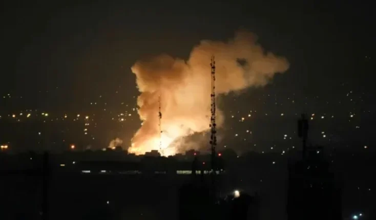 أعلنت القيادة المركزية الأميركية أنّ قواتها بدأت، مساء اليوم بتوقيت الساحل الشرقي للولايات المتحدة، شنّ هجمات على إيران