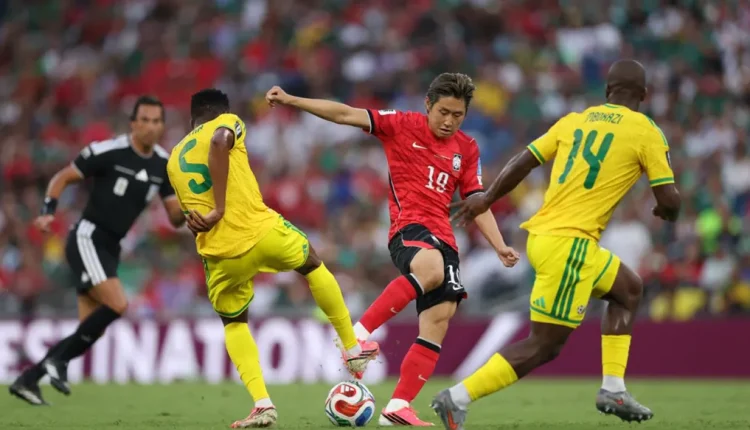 حسم منتخبا المكسيك وجنوب أفريقيا بطاقتي التأهل عن المجموعة الأولى إلى الدور الثاني من بطولة كأس العالم 2026.