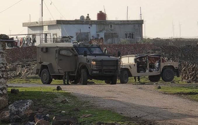 تحولت قرية عابدين في ريف درعا الغربي إلى نقطة اختبار ميدانية جديدة في الجنوب السوري، عقب سلسلة من التحركات العسكرية البرية الإسرائيلية
