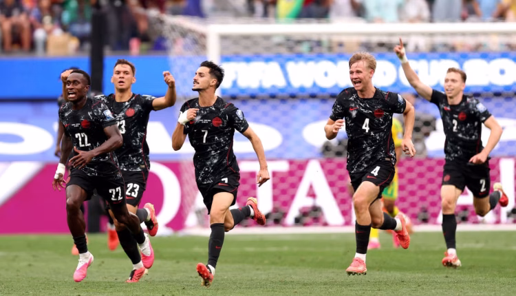 حقق منتخب كندا لكرة القدم تأهلاً تاريخياً إلى دور الـ16 من بطولة كأس العالم، بعد فوزه القاتل مساء الأحد على نظيره منتخب جنوب أفريقيا