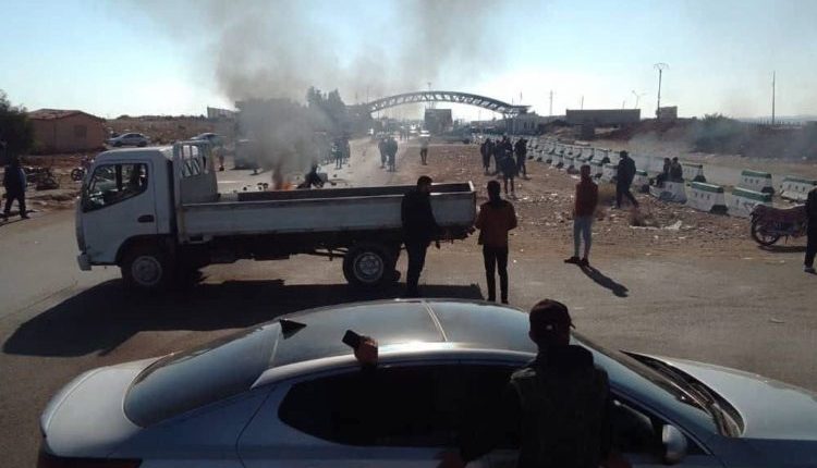 شهد محيط معبر نصيب الحدودي بين سوريا والأردن توتراً أمنياً ملحوظاً واحتجاجات واسعة نفذها عشرات سائقي الشاحنات السوريين.