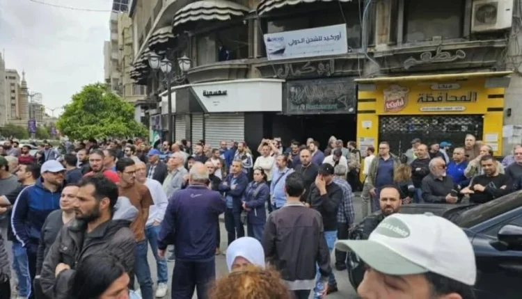وقفة أمام البرلمان السوري ترفع مطالب الإصلاح وتعيد النقاش حول الحريات العامة