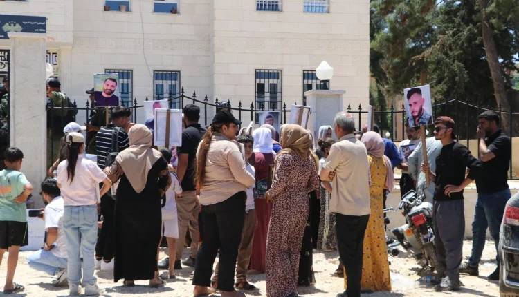 شهدت مدينة عين العرب (كوباني) بريف حلب الشمالي الشرقي احتجاجات شعبية، تزامناً مع الزيارة الأولى لـ محافظ حلب عزام الغريب إلى المدينة