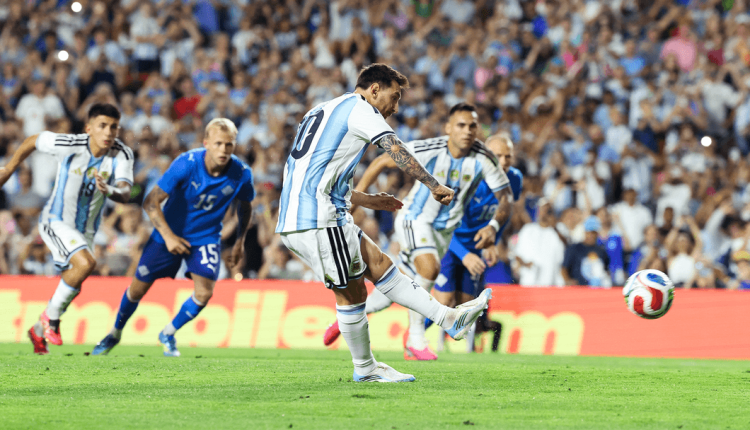 حقّق منتخب الأرجنتين فوزاً على نظيره الأيسلندي بنتيجة (3-0)، في المباراة الودية التي جمعتهما في مدينة أوبورن بولاية ألاباما الأمريكية.