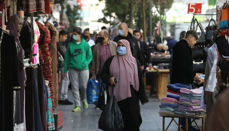 شهدت الليرة السورية مؤخراً تحسناً ملحوظاً أمام الدولار الأميركي قدره مراقبون بنحو 20%، وجاء هذا التعافي مصحوباً بتخفيض أسعار المحروقات.