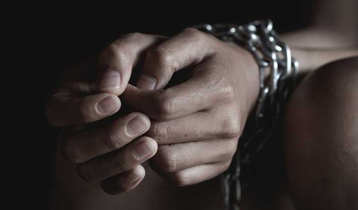 سُجلت حالة وفاة لمعتقل داخل سجون الحكومة الانتقالية، بعد تسليم جثمان شاب من ريف درعا الغربي، إلى ذويه عقب احتجاز دام أكثر من عام