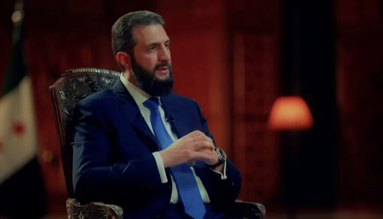 أثارت المقابلة التي أجراها الإعلامي علي الظفيري مع الرئيس السوري أحمد الشرع موجة من الانتقادات والردود عبر منصات التواصل الاجتماعي،