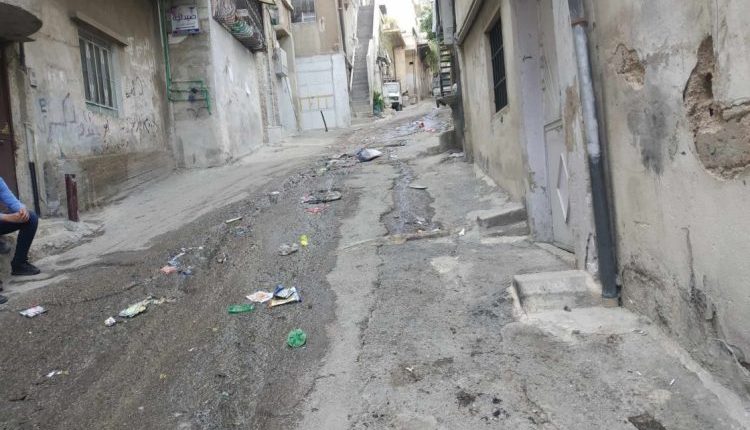 تواجه 11 عائلة سورية خطر الإخلاء من منازلها في منطقة وادي سفيرة التابعة لحي ركن الدين شمال دمشق، بعد صدور قرار من المحافظة يمنح الأسر مهلة