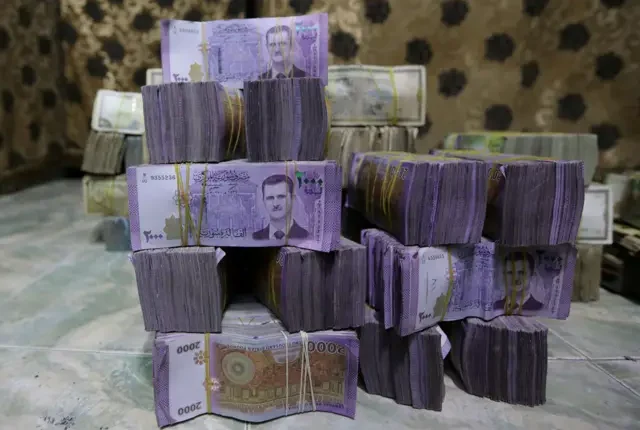 استبدال الليرة السورية الجديدة يصطدم بالواقع.. نقص الفئات الصغيرة يهدد الأسواق قبل انتهاء المهلة