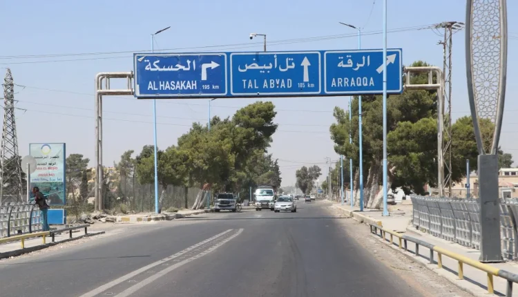 قال محافظ الحسكة نور الدين أحمد إن عملية دمج وتفعيل المؤسسات الحكومية في المحافظة قطعت شوطاً مشيراً إلى إنجاز نحو 70% من الخطة الموضوعة،