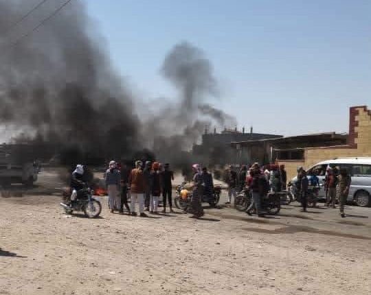اندلعت احتجاجات في بلدة القورية بريف دير الزور الشرقي، عقب انتهاء المهلة الرسمية لاستبدال الأوراق النقدية السورية القديمة