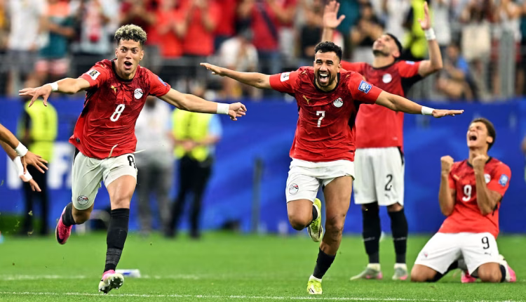نجح منتخب مصر الأول لكرة القدم في كتابة تاريخ جديد، بعد تأهله رسميًا إلى دور الـ 16 لبطولة كأس العالم لأول مرة في تاريخه