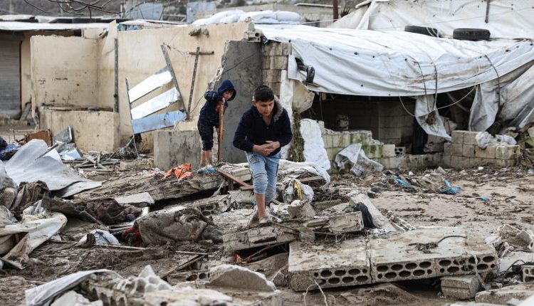 داخل مخيم الأخوة في إدلب، تلوذ أكثر من 200 عائلة نازحة من ريفي حماة الشمالي والشرقي بخيام مهترئة انتهى عمرها الافتراضي منذ سنوات