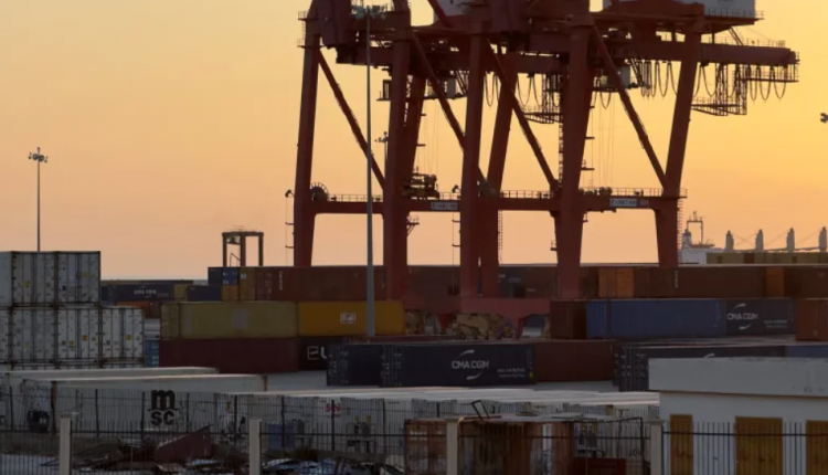 مرفأ اللاذقية مجموعة "سي أم أي" و"سي جي أم" (CMA CGM) الفرنسية عقداً لتطوير وتشغيل مرفأ اللاذقية باستثمار أولى بلغ 230 مليون يورو