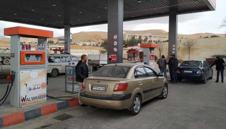 ازدحام محطات الوقود في سوريا.. تخفيض الأسعار يكشف هشاشة منظومة التوزيع ويعيد أزمة المحروقات إلى الواجهة