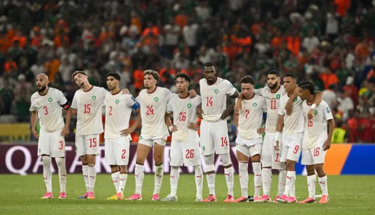 يستهل منتخب المغرب الأول لكرة القدم مشوار ثمن نهائي كأس العالم 2026 بمواجهة قوية ومترقبة أمام نظيره المنتخب الكندي في مدينة هيوستن الأمريكية