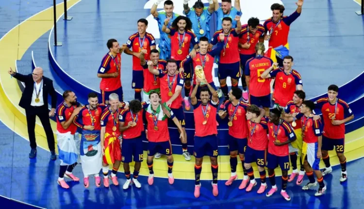 توّج منتخب إسبانيا بلقب كأس العالم 2026 للمرة الثانية في تاريخه، بعد فوزه الثمين على نظيره المنتخب الأرجنتيني بنتيجة 1-0