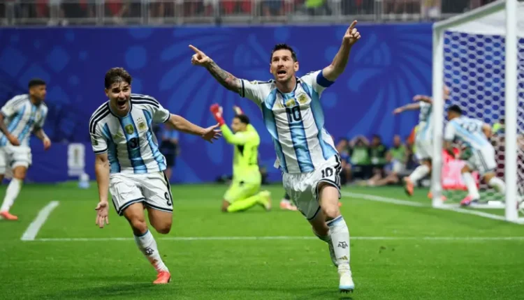 نجح منتخب الأرجنتين في النجاة من فخ الإقصاء وفجر "ريمونتادا" تاريخية أمام نظيره المصري، ليقلب تأخره بهدفين إلى فوز مثير بنتيجة 3-2
