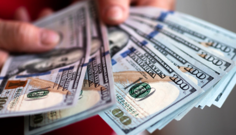 شهدت سوق القطع الأجنبي في سوريا مؤخراً تقلبات حادة ومتسارعة في سعر صرف الليرة السورية مقابل الدولار الأميركي.