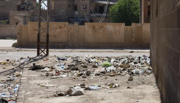 تتحول أكوام النفايات المتراكمة على جوانب الشوارع والمنصفات في مدينة الحسكة، مع ارتفاع درجات الحرارة، إلى مصدر معاناة يومية للسكان