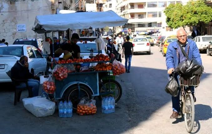سوق الريجة في اللاذقية يعود إلى الواجهة.. لماذا فشلت محاولات نقل البسطات؟