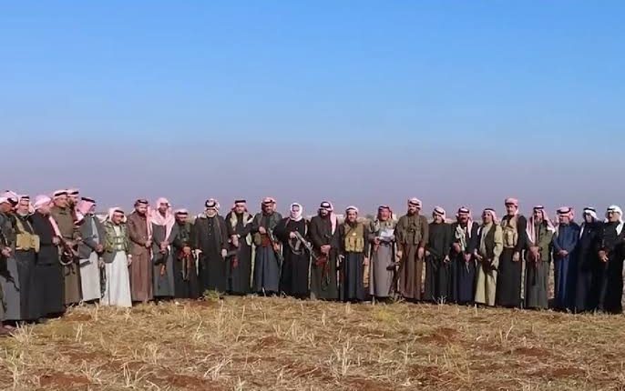 أثارت التحركات العشائرية الأخيرة في عدد من مناطق محافظة الحسكة، والتي تمثلت بإقامة ما عُرف بـ"خيمة الحرب" في مناطق الميلبية وتل حميس