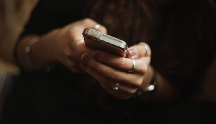تحول الفضاء الرقمي في شمال غرب سوريا، من مساحة للبحث عن العمل والتعبير عن الرأي، إلى ساحة مواجهة تواجه فيها النساء شكلاً جديداً من العنف