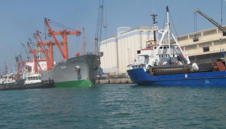 أصدرت المديرية العامة للموانئ تحذيراً عاجلاً بإيقاف الحركة البحرية وحظر السباحة على الشواطئ السورية حتى فجر الأحد بسبب سوء الأحوال الجوية.