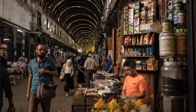 تقرير يحلل مخاطر الاعتماد على العمالة الرخيصة لجذب الاستثمار في سوريا، ودور الاستقرار القانوني والإنتاجية في بناء اقتصاد إعادة الإعمار.