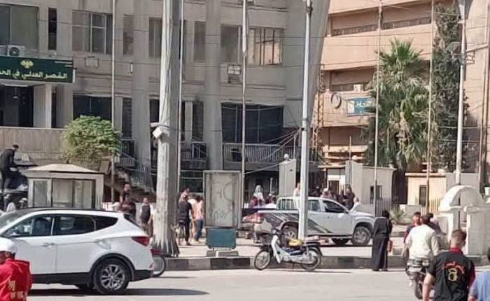 قُتل شخصان جراء انفجار قنبلة يدوية أمام مبنى قصر العدل في الحسكة، وفق قناة الإخبارية السورية، فيما فرضت قوى الأمن الداخلي طوقاً أمنياً