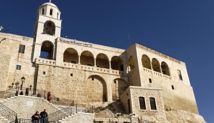 أعلنت لجان رعايا طوائف الروم الأرثوذكس والسريان الأرثوذكس والروم الملكيين الكاثوليك في بلدة صيدنايا بريف دمشق، تعليق جميع المظاهر الاحتفالية