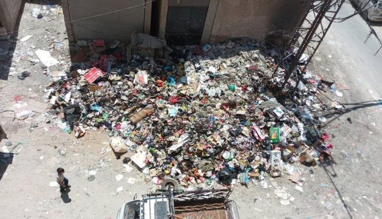 تشهد أحياء العاصمة دمشق وريفها حالة من الاستياء الشعبي، جراء التراكم غير المسبوق للقمامة والنفايات الصلبة في الشوارع والساحات العامة