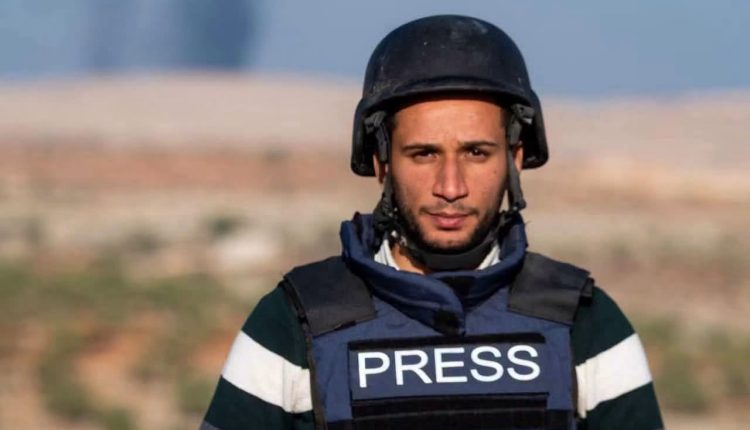 تفاصيل استدعاء الصحفي حمزة عباس على خلفية رسالة في مجموعة واتساب، وخلاف إذاعة "صوت الشام" حول مقرها في دمشق