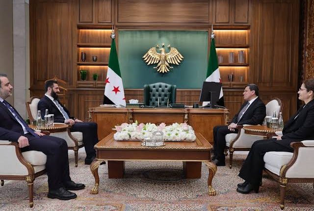 الرئيس أحمد الشرع، مساء اليوم الثلاثاء، في قصر الشعب بدمشق، القائد العام لقوات سوريا الديموقراطية (قسد) مظلوم عبدي