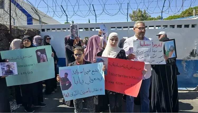 نظّم ذوو معتقلين سوريين في سجون الاحتلال الإسرائيلي، وقفة احتجاجية في قرية نبع الفوار بريف القنيطرة، للمطالبة بالكشف عن مصير أبنائهم.